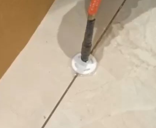 怀柔瓷砖空鼓维修公司专业解答瓷砖在铺贴过程中，如果没有涂抹均匀到位的粘结材料（如水泥砂浆或瓷砖胶），可能会导致以下问题